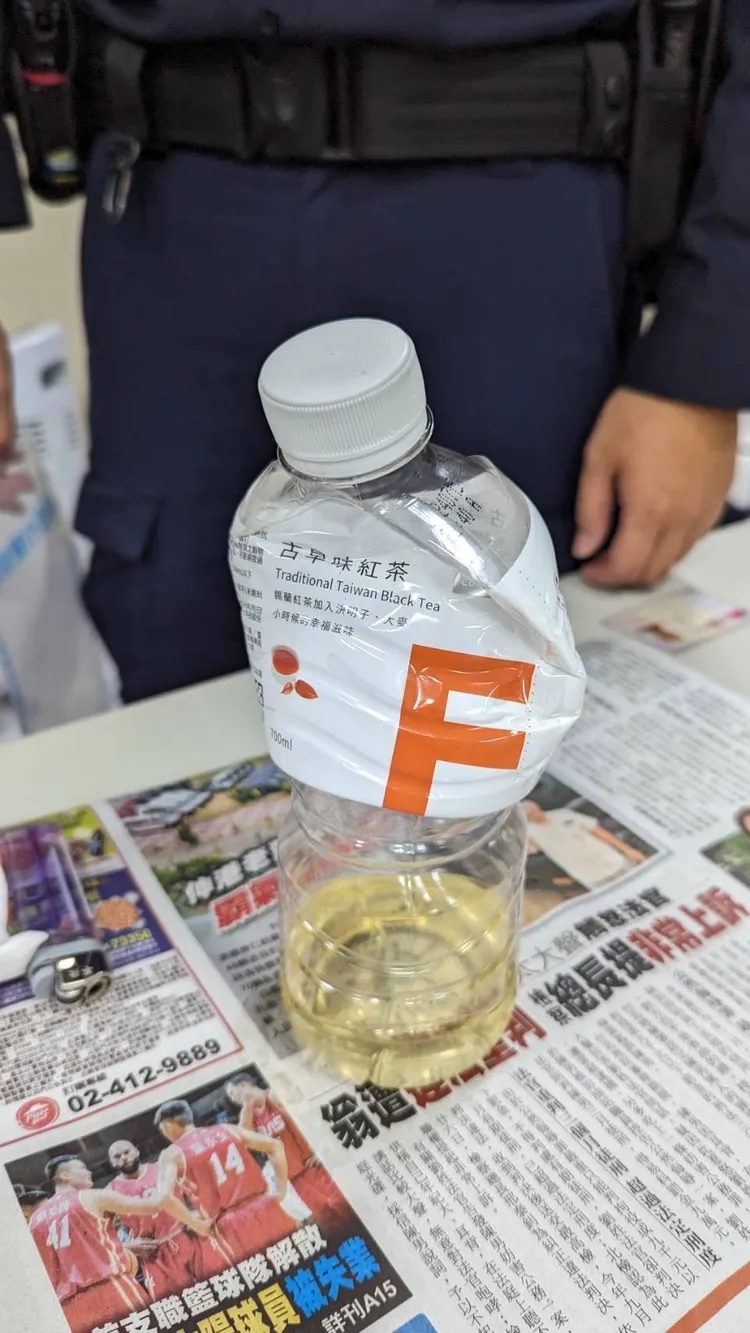 朱男借錢遭拒後，持裝滿汽油的寶特瓶在派出所內潑灑。翻攝照片