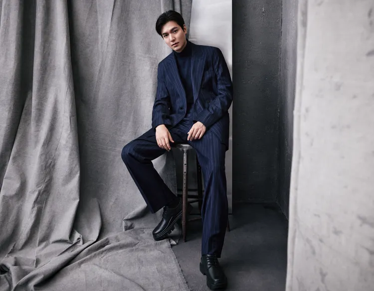 李敏鎬身穿深藍色條紋雙排扣成套西裝。品牌提供