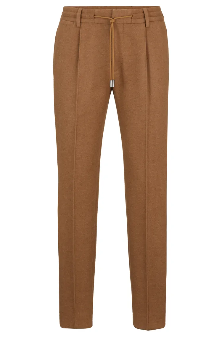 棕色駱駝毛西裝長褲，3萬900元。品牌提供