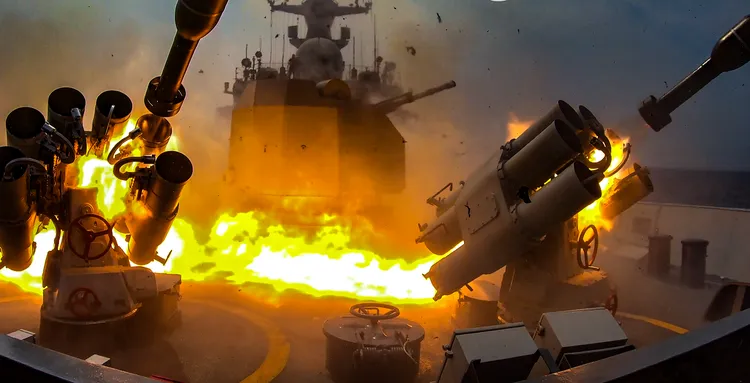 美國前副總統、共和黨總統參選人彭斯稱，中國可能變成「邪惡帝國」。圖為中國解放軍演訓。資料照片