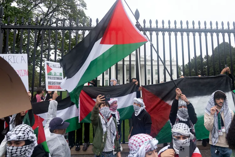 川普宣示，當選後將會逮捕並驅逐哈瑪斯的支持者。圖為哈瑪斯的支持者在白宮前抗議。美聯社