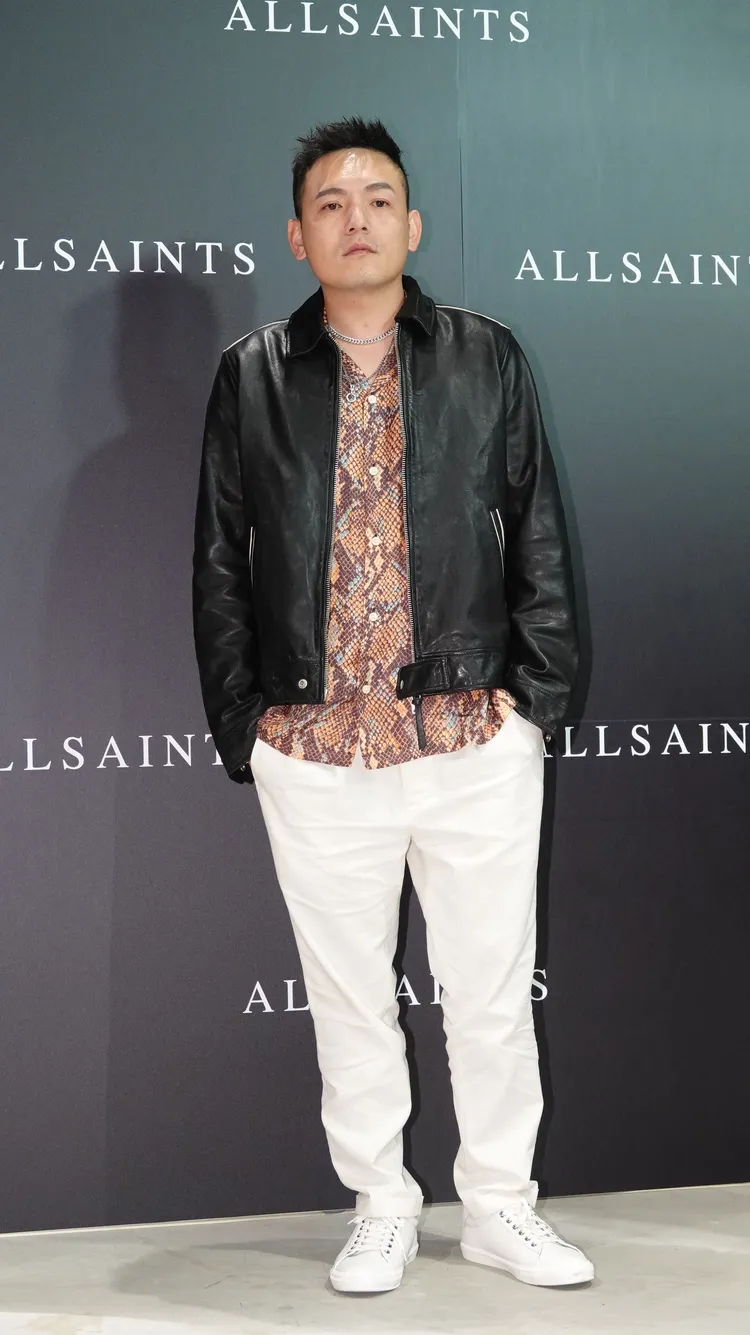 春風今日首次嘗試蛇紋印花造型。攝影中心攝