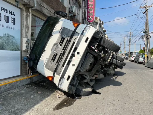 預拌混凝土車壓側溝翻覆 吊起來秤重要查是否這原因