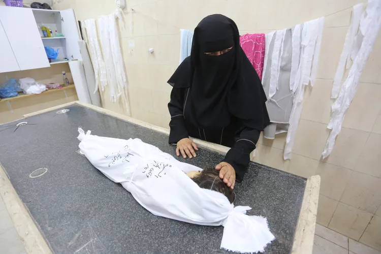 2歲的艾爾哈沙昨天於拉法死於以色列空襲，母親與她最後道別。美聯社