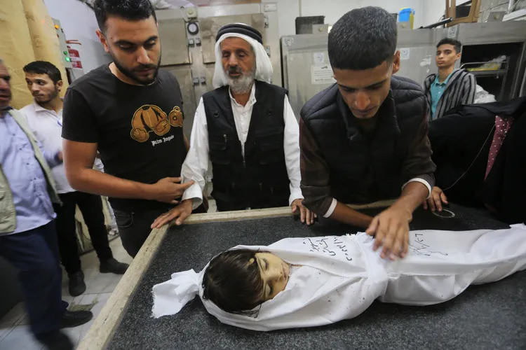 2歲的艾爾哈沙昨天於拉法死於以色列空襲，親人與她最後道別。美聯社