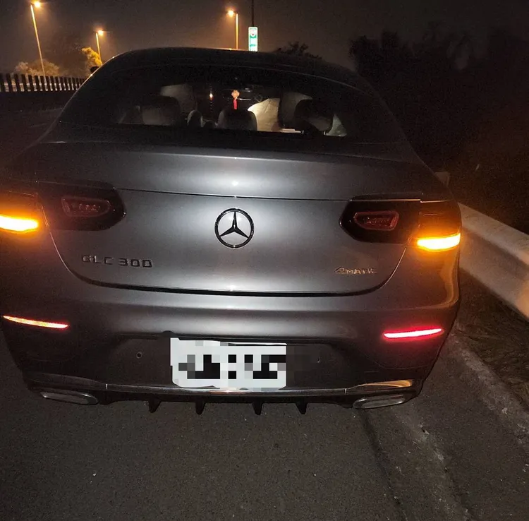 賓士車車頭凹陷、安全氣囊爆開。讀者提供