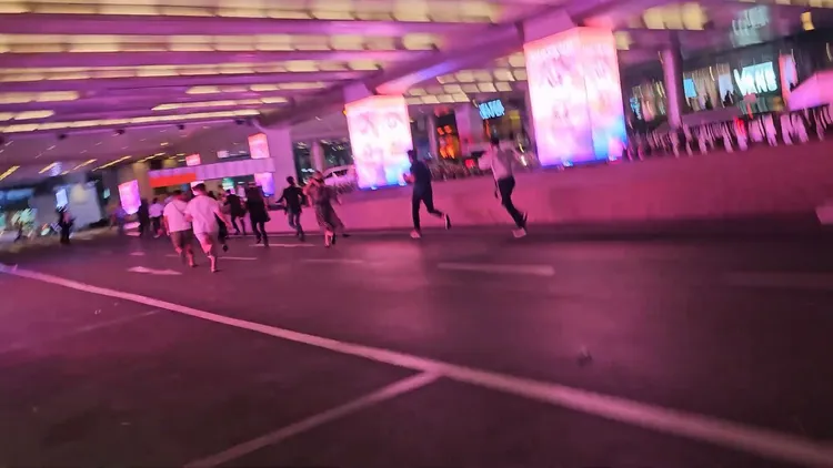 顧客到商場外繼續奔跑逃離。翻攝胡慧冲遊泰國YouTube