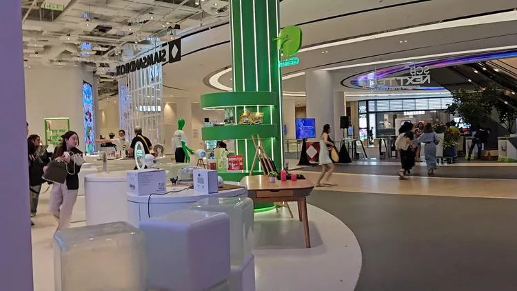 槍擊案當下商場顧客聽從店員指示急忙離開。翻攝胡慧冲遊泰國YouTube