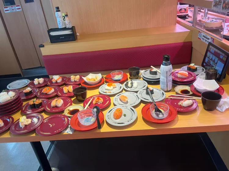 有多盤壽司原封不動。翻攝自臉書「爆怨公社」