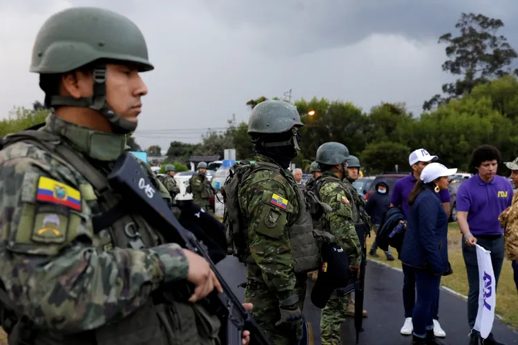 9月時阿津的造勢活動周圍有荷槍實彈軍警維安。資料照片