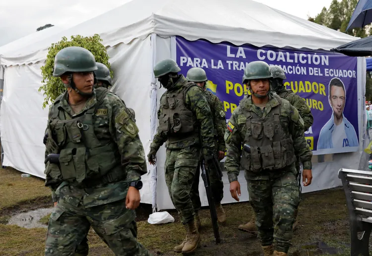 維拉維森修遭暗殺後，另名候選人阿津遭遇槍戰，圖為9月時阿津造勢活動周圍有荷槍實彈軍警維安。資料照片
