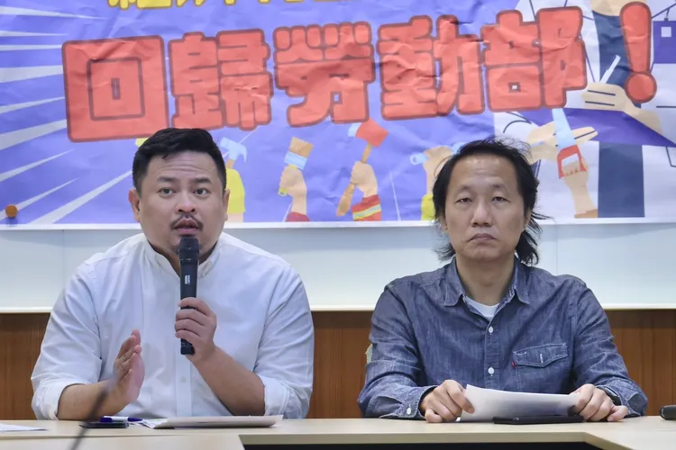 立委洪申翰（左）呼籲勞動部收回勞檢權。林林攝