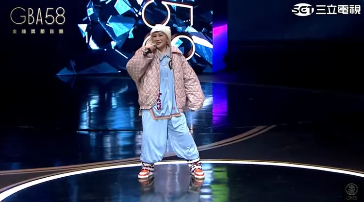 陳亞蘭穿上嘻哈裝，用台語Rap，網友被圈粉。翻攝金鐘獎 Golden Bell Awards YT