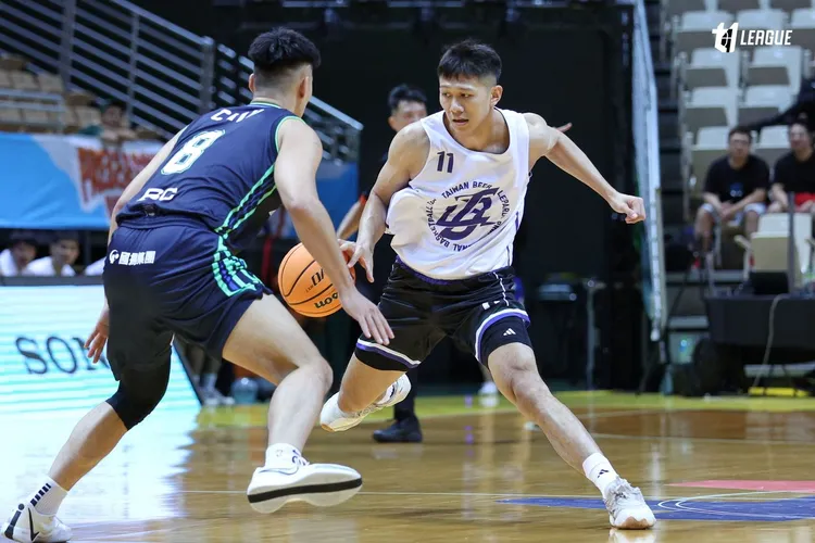 羅振峰(右)。T1L