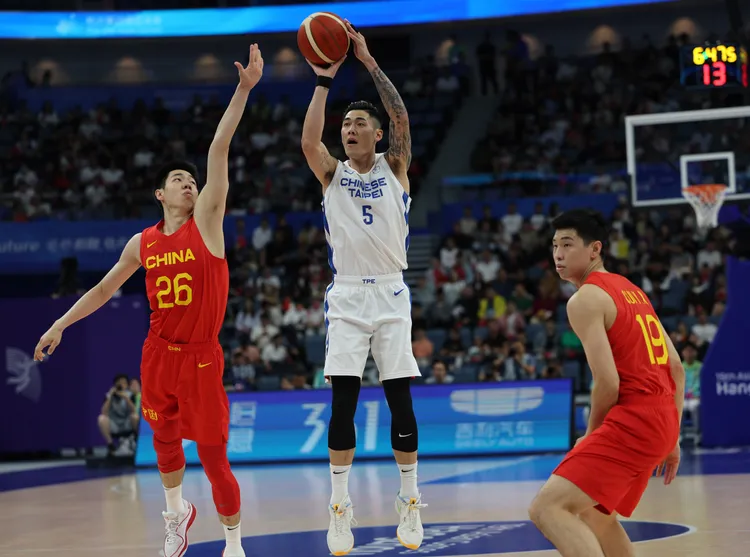 劉錚(中)跳投。中華奧會