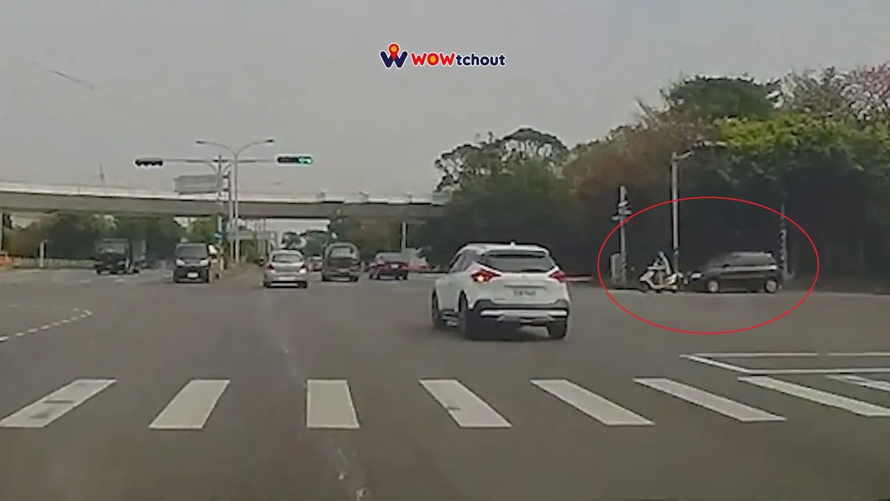 停等紅燈的機車騎士父女遭後車撞擊的事發當下清晰影像曝光。翻攝自YT頻道「WoWtchout - 地圖型行車影像分享平台」