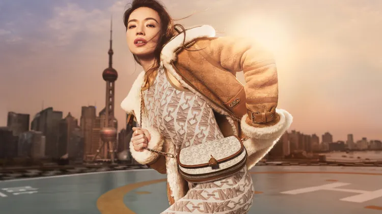 舒淇演繹MICHAEL KORS假日系列廣告大片。品牌提供