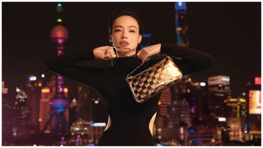 舒淇露零贅肉水蛇腰悄登上海外灘 全身穿戴就是少不了MK