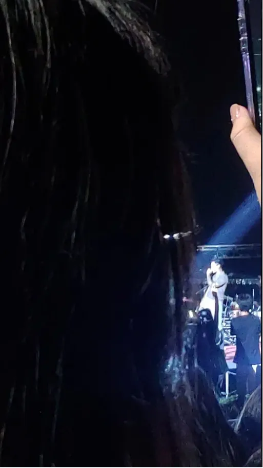 高爾宣轉身向後方演唱。取自Dcard