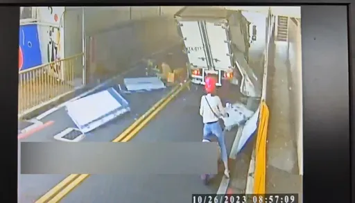 沒注意限高2.5米直直撞「卡」車 桃園這地下道今連2貨車誤闖釀禍