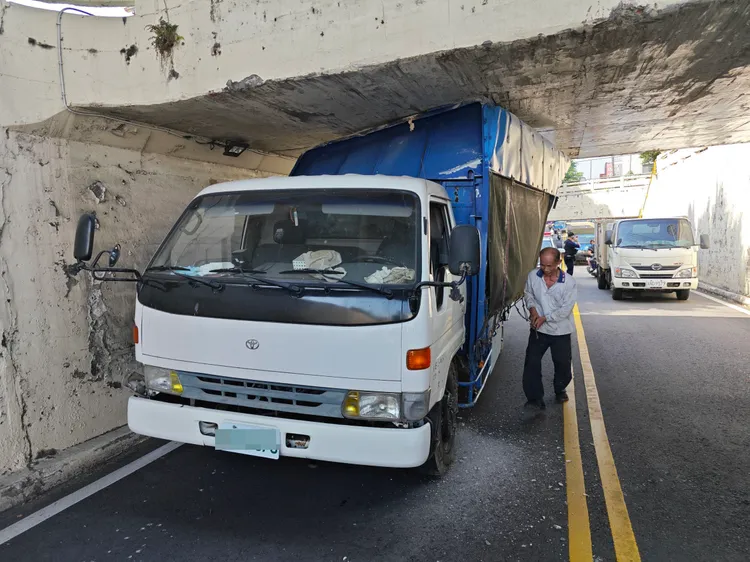 載運輪胎的貨車誤闖地下道。平鎮警分局提供