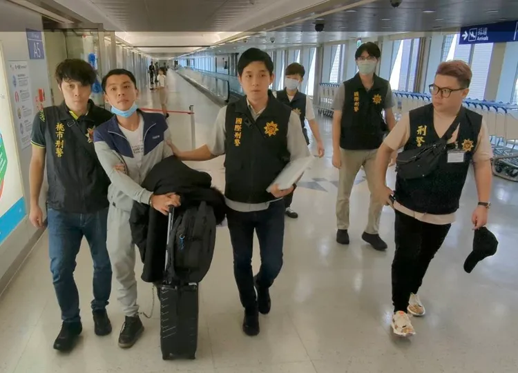 李男等待轉機時落網。翻攝畫面