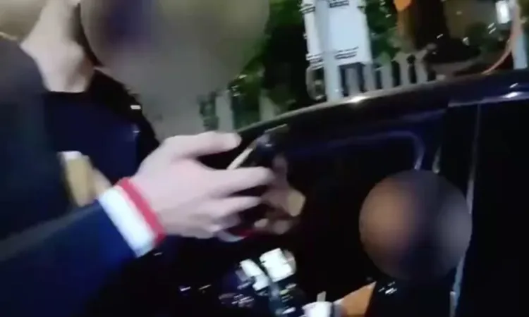 警方於路邊盤查林姓男子。翻攝畫面