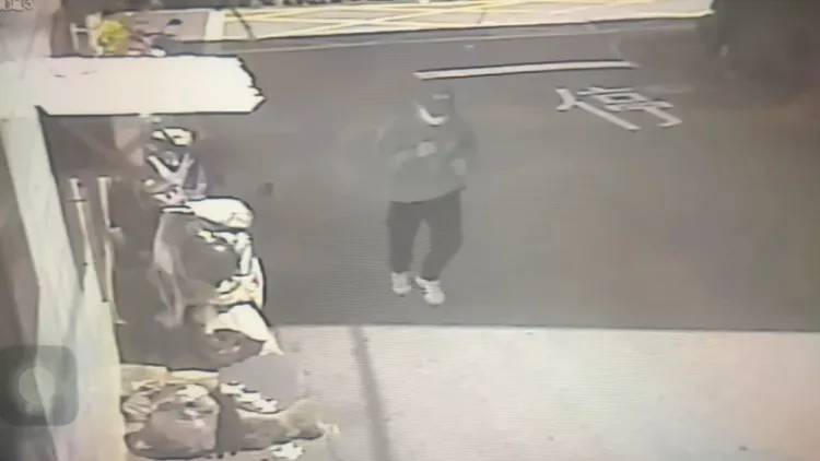 邱男變裝離開現場。桃園警分局提供