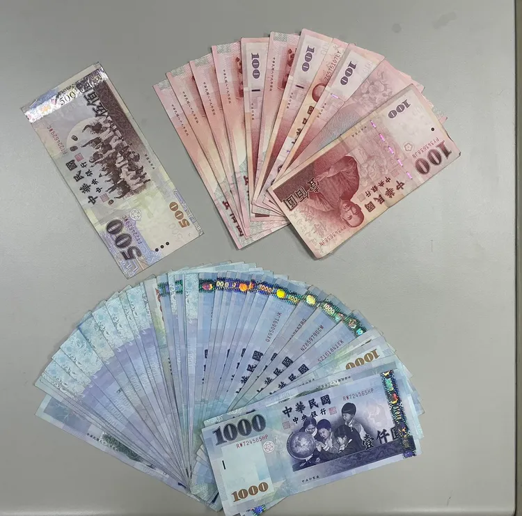 警方查扣剩餘贓款。桃園警分局提供