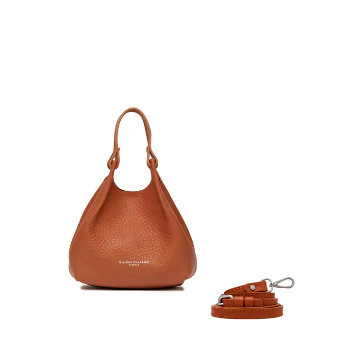 Dua小型手提肩背包（(橘色），7800元。品牌提供