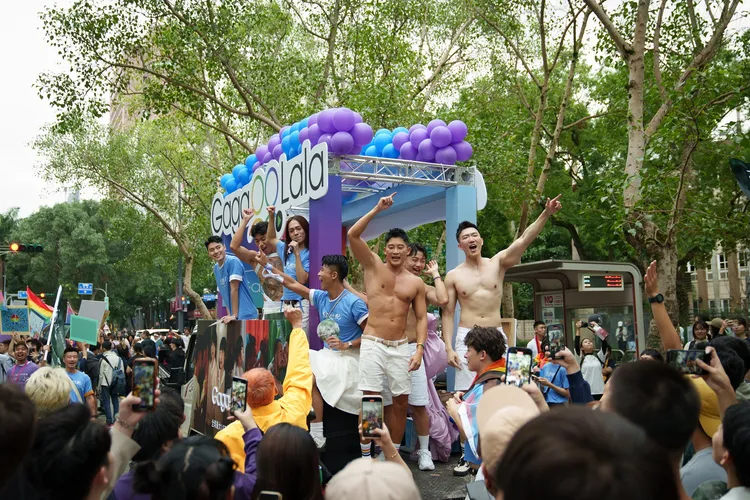 《男生男生配》8位參加者登上遊行花車。GagaOOLala提供