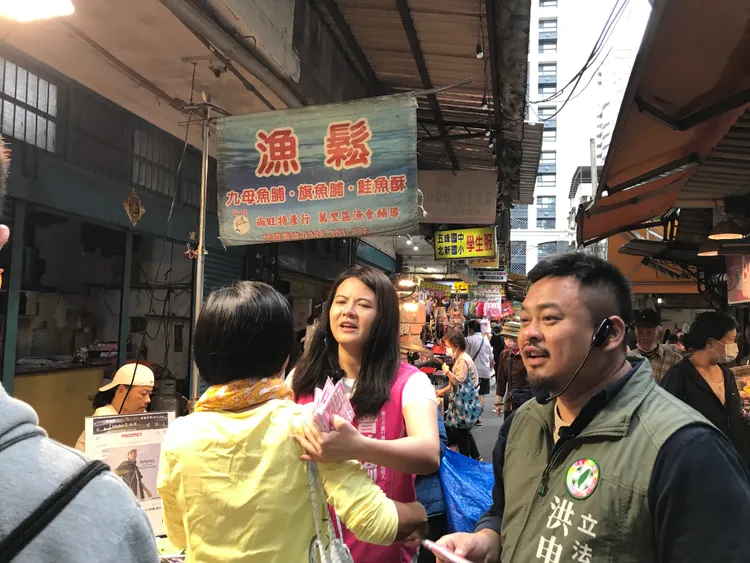 兩人與市場內攤販互動。曾柏瑜辦公室提供