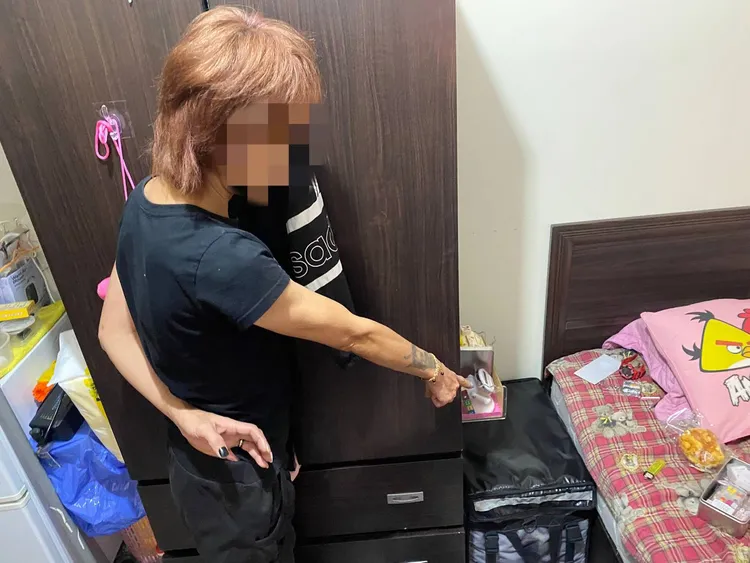 警方在王女房間查獲外送箱及機車鑰匙。大園警分局提供