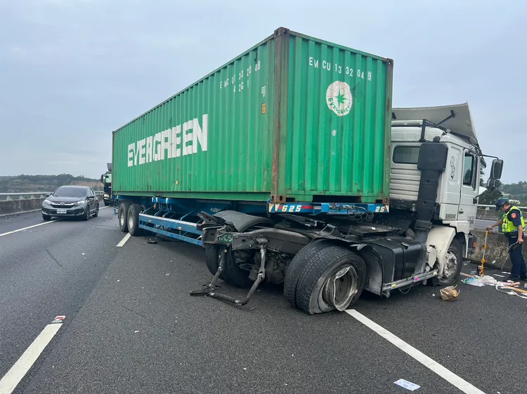 該事故佔據內側、中線車道，造成車流回堵。警方提供