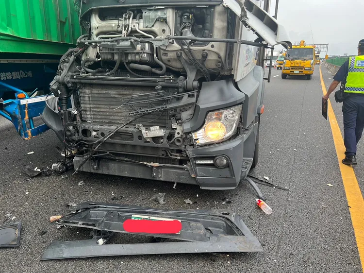 大貨車肇事追撞，車頭凹損。警方提供