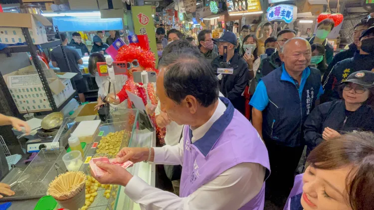 郭台銘掏錢買臭豆腐。張沛森攝