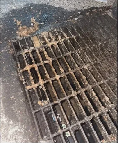 Toyz公審超派炸雞門市疑似將廢油倒入水溝中。取自Toyz YT頻道