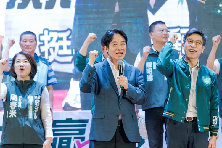 賴清德假日輔選最後一站是替鍾佳濱（右1）造勢。賴清德競辦提供