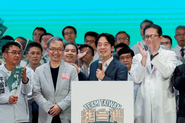 賴清德出席「全國中醫師賴清德後援會」，衛福部長薛瑞元（前排中左）也到場。賴清德競辦提供