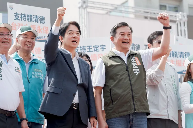賴清德替民進黨立委王定宇站台。賴清德競辦提供