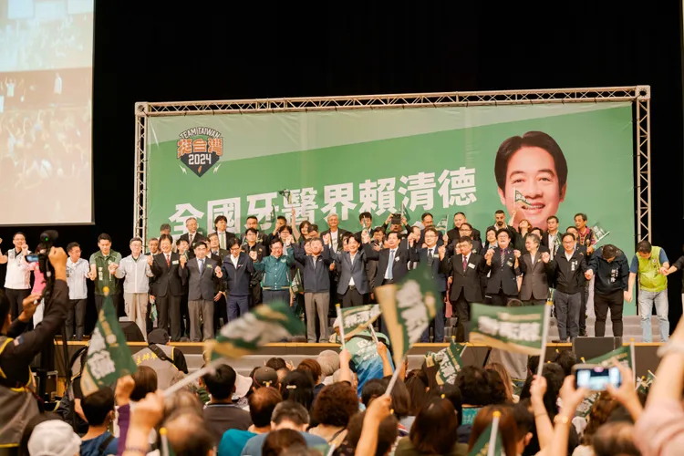 賴清德於高雄出席「全國牙醫界賴清德後援會」，身為牙醫的台北競總主委陳時中也特地南下出席。賴清德競辦提供