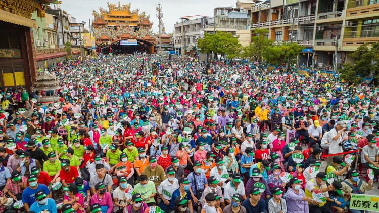 支持者擠爆廟前會場，場面十分震撼。翻攝自徐富癸臉書
