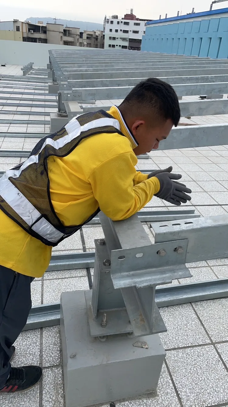 單親劉姓少年，為分擔家計休學去工地賺錢。投訴人提供