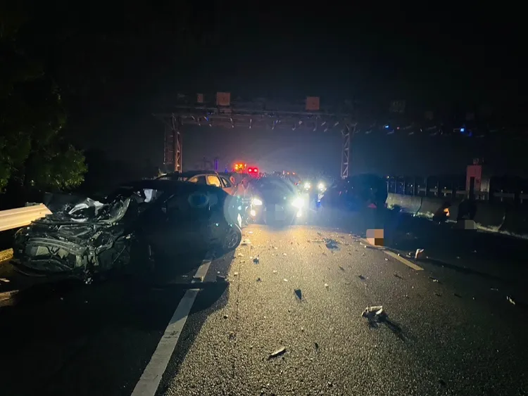 車輛原因初步調查為搭載2名幼子的王姓女駕駛，先擦撞護欄停在內側車道造成追撞。民眾提供