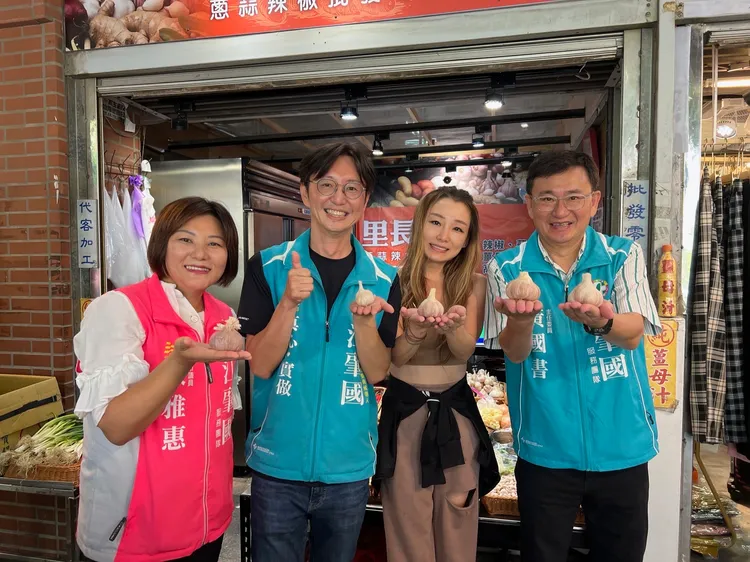 支持者獻上「凍蒜」祝福。江肇國提供