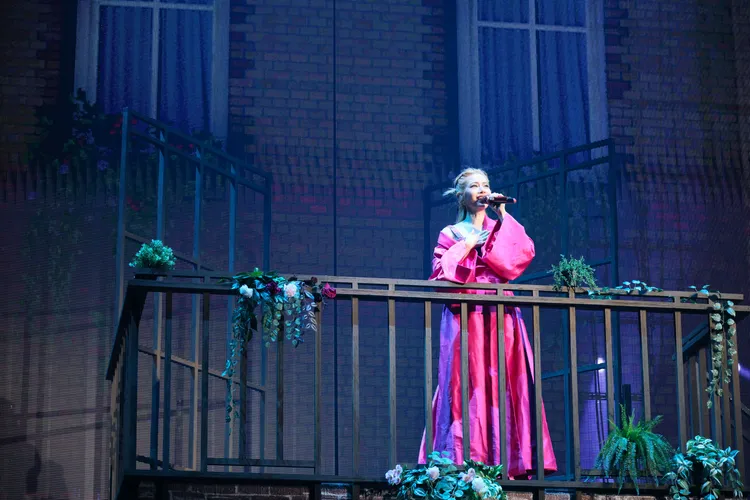 徐懷鈺重現在陽台練唱時，美聲被挖掘。寬宏藝術提供