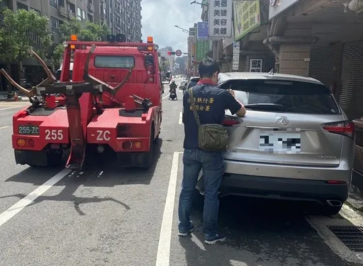 違反防疫規定又欠勞保費遭罰3萬餘元拒繳 百萬名車遭查封拖吊!桃園男乖乖繳清贖回