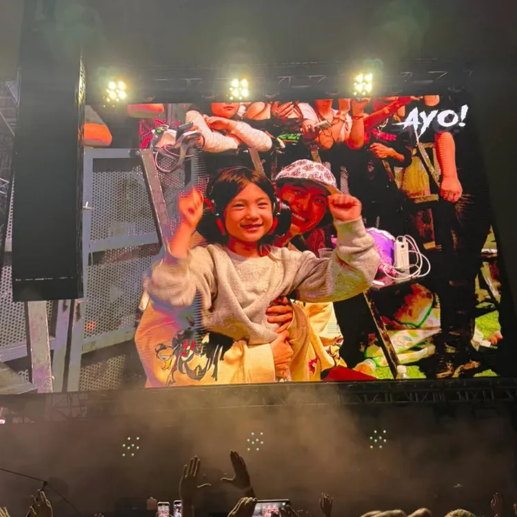 秦舒培帶女兒在台下應援。翻攝edisonchen IG