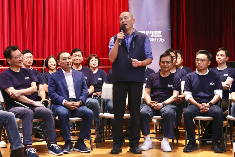 韓國瑜希望戰鬥藍可以好好發揮三把刀，喊出人民的苦。林林攝