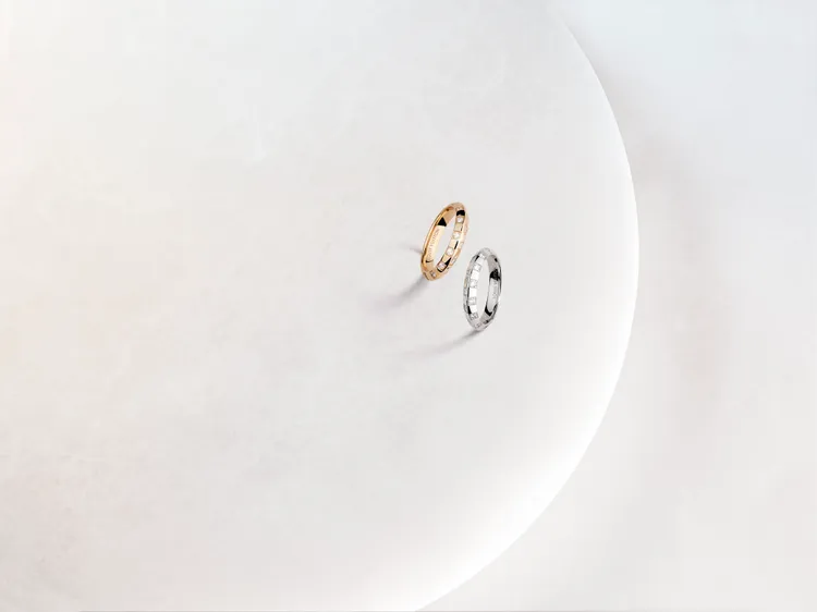 Damier 18K金鑽石戒指（左）15萬4000元、DAMIER 18K鉑金鑽石戒指（右）16萬3000元。品牌提供